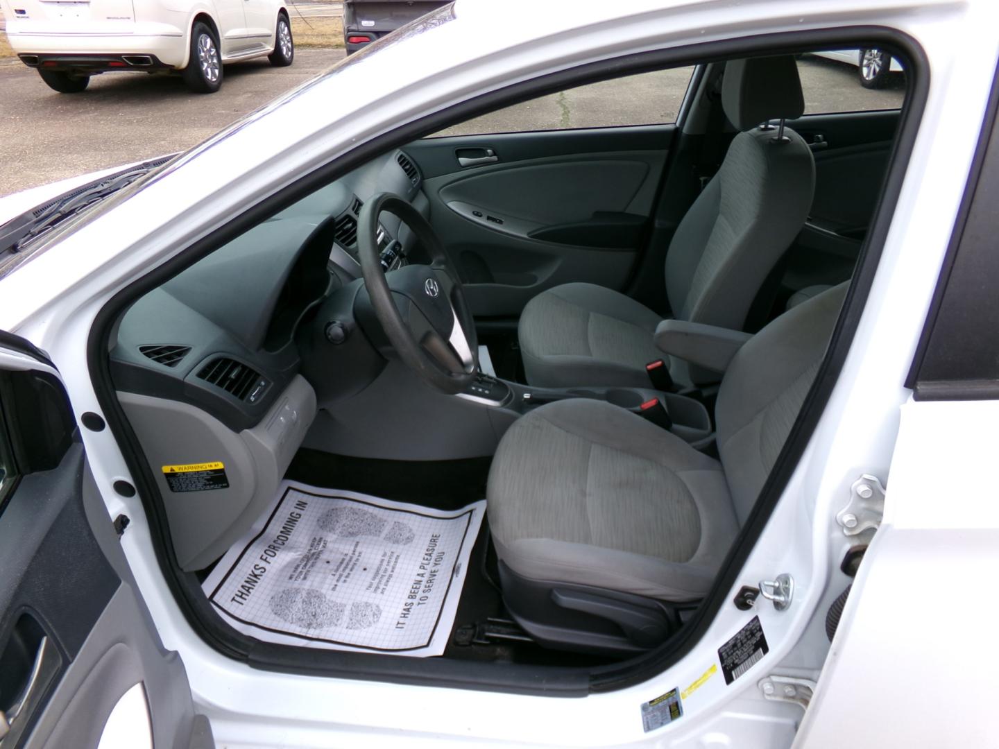 2017 White /Gray Hyundai Accent SE 4-Door 6M (KMHCT4AE8HU) with an 1.6L L4 DOHC 16V engine, 6-speed automatic transmission, located at 401 First NE, Bearden, AR, 71720, (870) 687-3414, 33.726528, -92.611519 - Photo#7